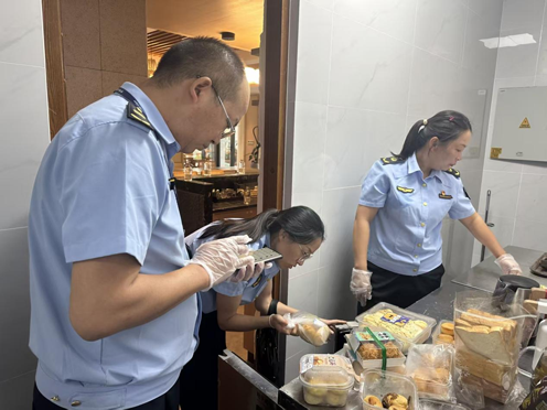 丹桂飄香迎雙節(jié)，食安守護(hù)正當(dāng)時(shí)——騰沖市市場監(jiān)督管理局強(qiáng)化餐飲管理